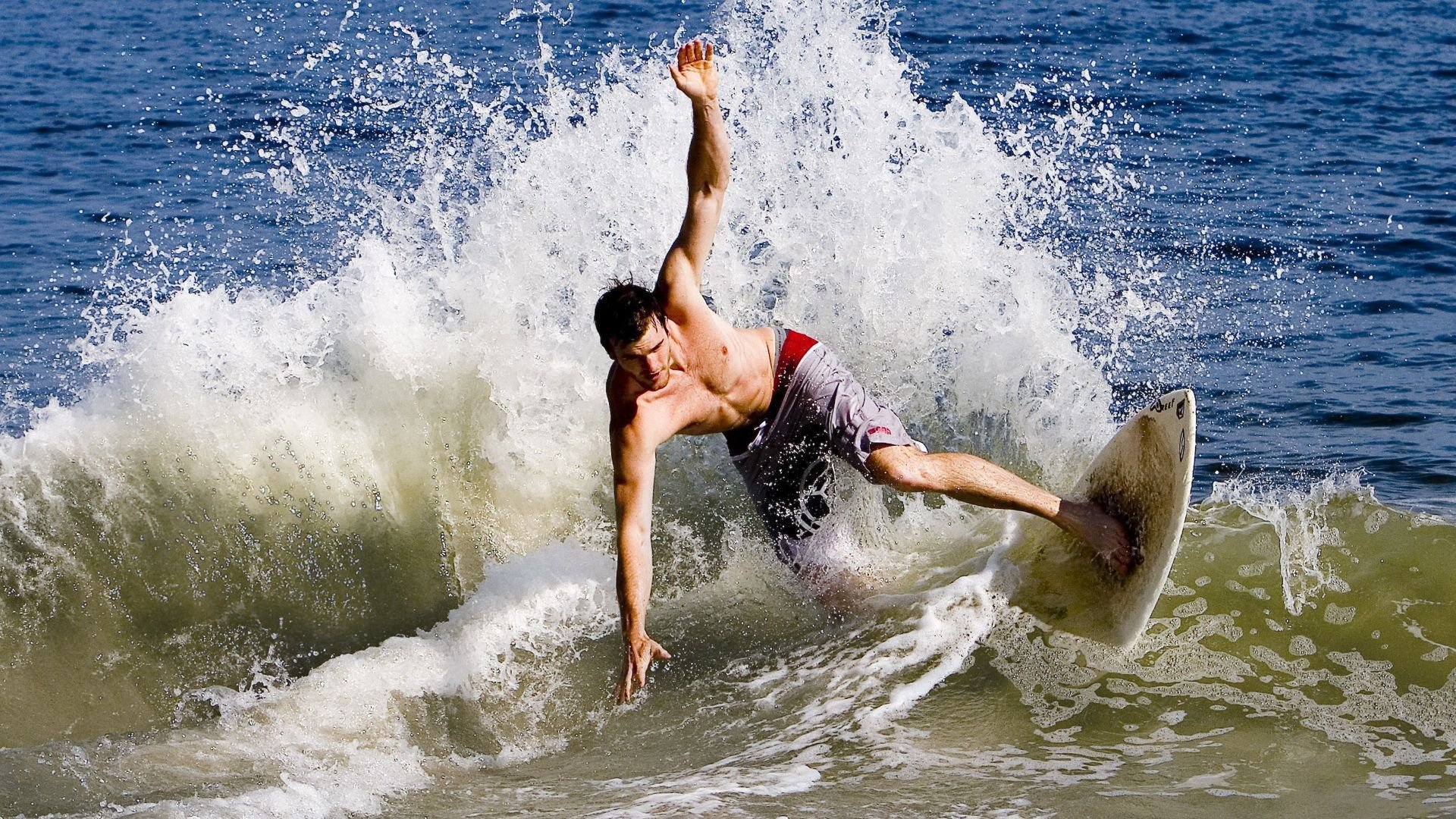 霍勒迪带队冲击快攻雄鹿保持领先，霍勒迪顶薪续约雄鹿